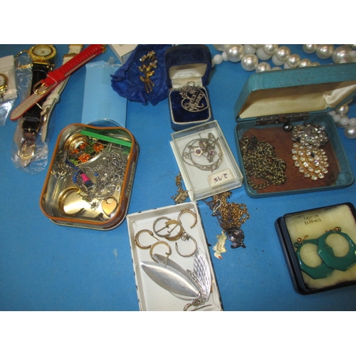 180 - A quantity of vintage costume jewellery, to include some silver items, all in used condition