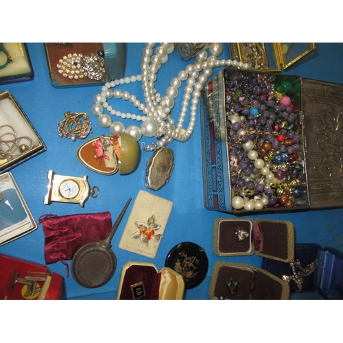 180 - A quantity of vintage costume jewellery, to include some silver items, all in used condition