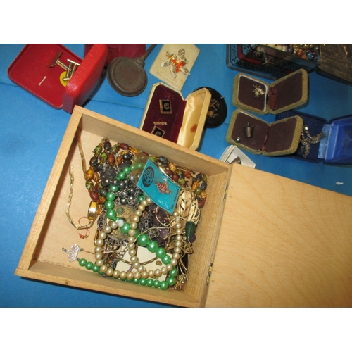 180 - A quantity of vintage costume jewellery, to include some silver items, all in used condition