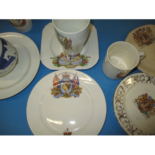 189 - A quantity of commemorative items, to include a mug designed by Richard Guyatt for Wedgwood, all in ... 