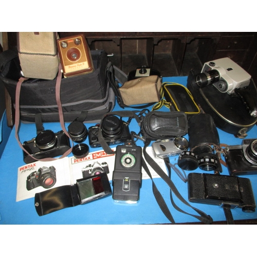 200 - A parcel of vintage cameras and photographic items, all in used condition and not tested as to funct... 