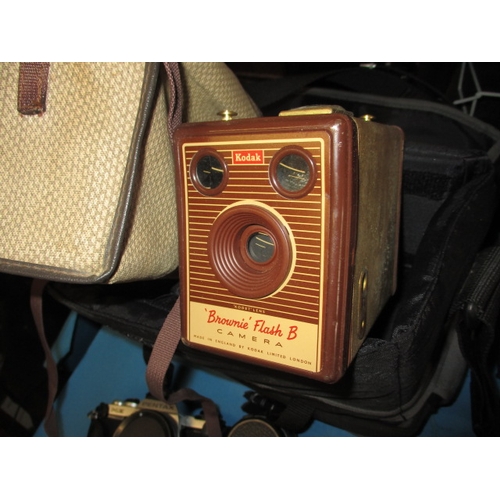 200 - A parcel of vintage cameras and photographic items, all in used condition and not tested as to funct... 