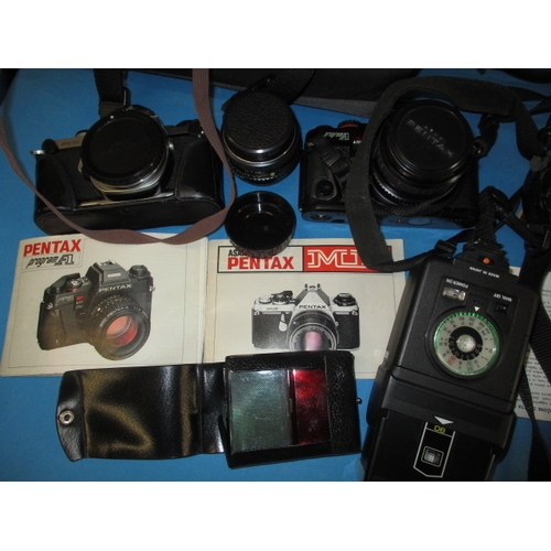 200 - A parcel of vintage cameras and photographic items, all in used condition and not tested as to funct... 