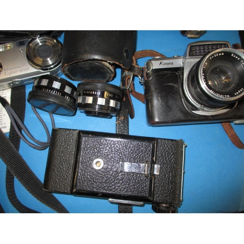 200 - A parcel of vintage cameras and photographic items, all in used condition and not tested as to funct... 