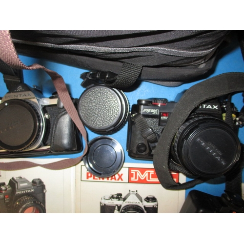 200 - A parcel of vintage cameras and photographic items, all in used condition and not tested as to funct... 