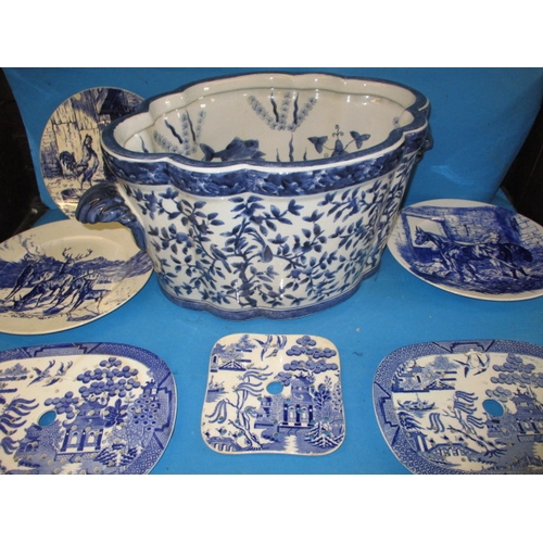 259 - A parcel of antique and later blue & white ceramic items, to include a large carp bowl, all in pre-o... 