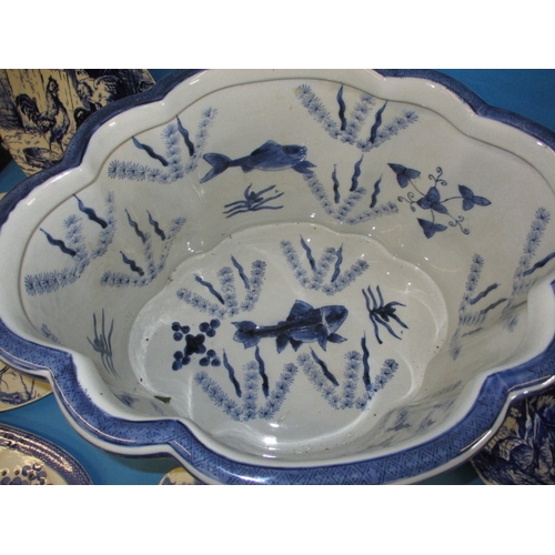 259 - A parcel of antique and later blue & white ceramic items, to include a large carp bowl, all in pre-o... 