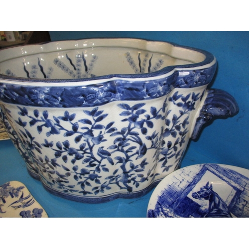 259 - A parcel of antique and later blue & white ceramic items, to include a large carp bowl, all in pre-o... 