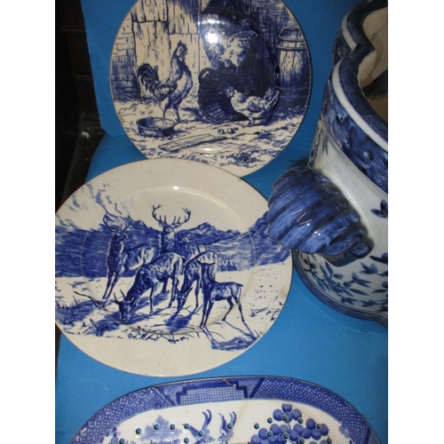 259 - A parcel of antique and later blue & white ceramic items, to include a large carp bowl, all in pre-o... 