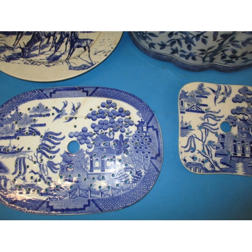 259 - A parcel of antique and later blue & white ceramic items, to include a large carp bowl, all in pre-o... 