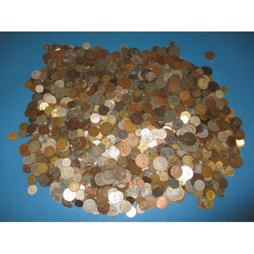 265 - Approximately 10kg of Victorian and later coins, all in circulated condition