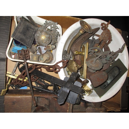 278 - A quantity of general clearance items, to include vintage tools and bottles, all in used condition