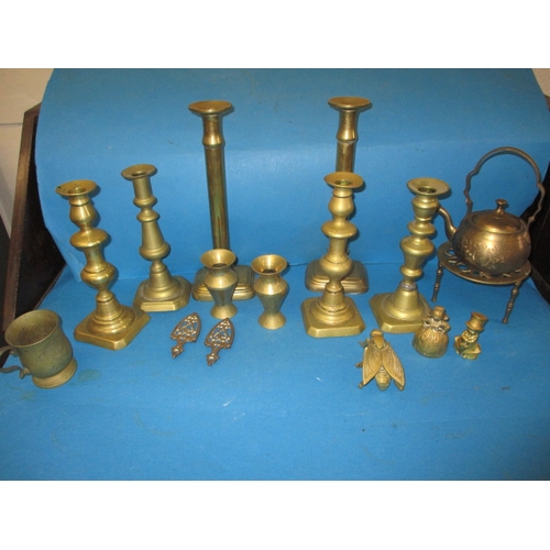 281 - A quantity of vintage brass items, to include pairs of candlesticks, all in used condition