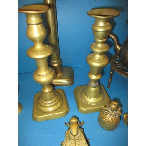 281 - A quantity of vintage brass items, to include pairs of candlesticks, all in used condition