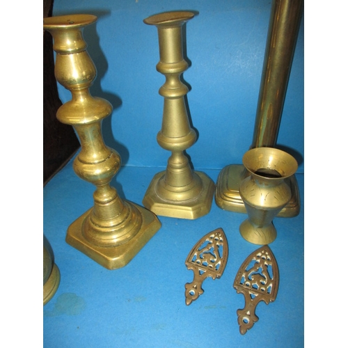 281 - A quantity of vintage brass items, to include pairs of candlesticks, all in used condition