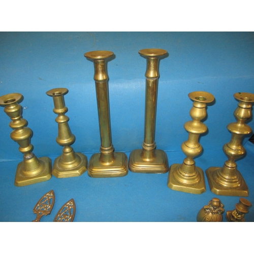 281 - A quantity of vintage brass items, to include pairs of candlesticks, all in used condition