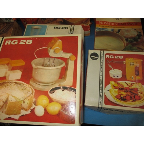 282 - A quantity of vintage kitchenalia, and other packaging, all in pre-owned condition