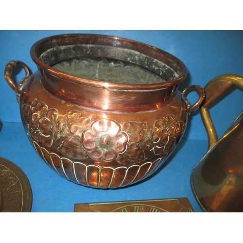 290 - A parcel of metalwares, to include a large copper plant pot and a cast iron A. C. Wells & Co unbreak... 