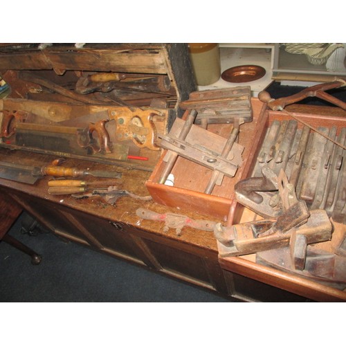 102 - A parcel of vintage cabinet makers tools to include saws and planes, all in used condition