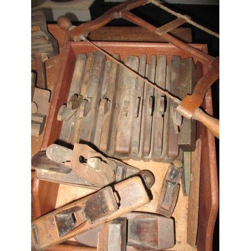 102 - A parcel of vintage cabinet makers tools to include saws and planes, all in used condition