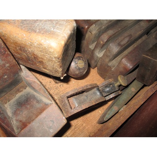 102 - A parcel of vintage cabinet makers tools to include saws and planes, all in used condition