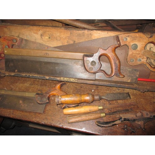 102 - A parcel of vintage cabinet makers tools to include saws and planes, all in used condition