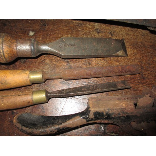 102 - A parcel of vintage cabinet makers tools to include saws and planes, all in used condition