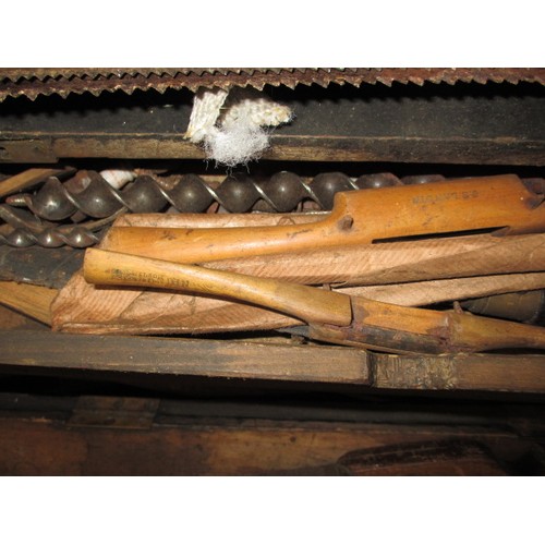 102 - A parcel of vintage cabinet makers tools to include saws and planes, all in used condition