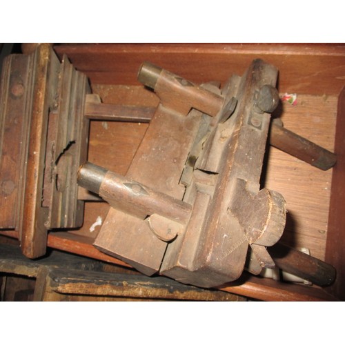 102 - A parcel of vintage cabinet makers tools to include saws and planes, all in used condition