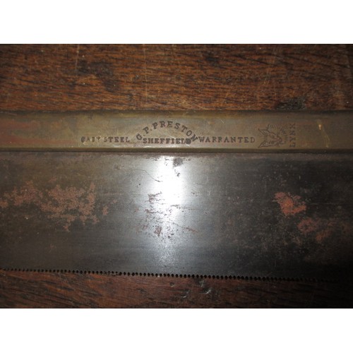 102 - A parcel of vintage cabinet makers tools to include saws and planes, all in used condition