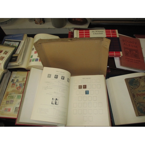 286 - A very large quantity of vintage world stamps, to include 1 penny red and blue example and a Winston... 