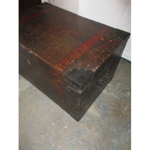 321 - A vintage pine storage trunk, in pre-owned condition with key and working lock. Approximate dimensio... 