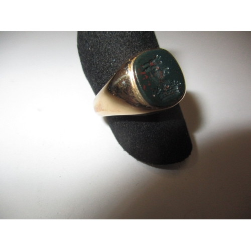 35 - A vintage 9ct yellow gold signet ring with jet panel, approx. ring size ‘L’ approx. weight 4.8g in g... 