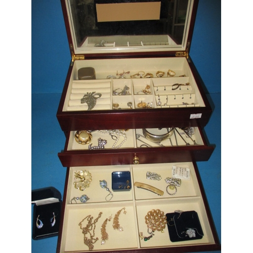 246 - A jewellery box and contents ,to include gold and silver items, all in used condition