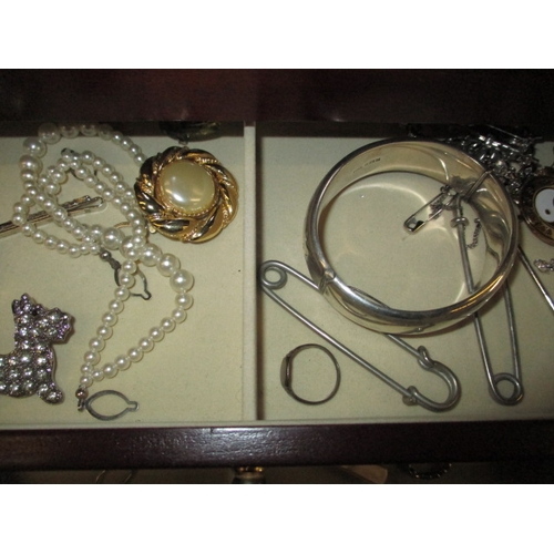 246 - A jewellery box and contents ,to include gold and silver items, all in used condition