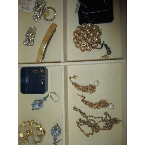 246 - A jewellery box and contents ,to include gold and silver items, all in used condition