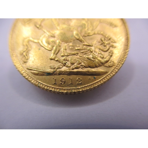 115 - A George V gold sovereign dated 1912, a circulated coin with very fine definition of features