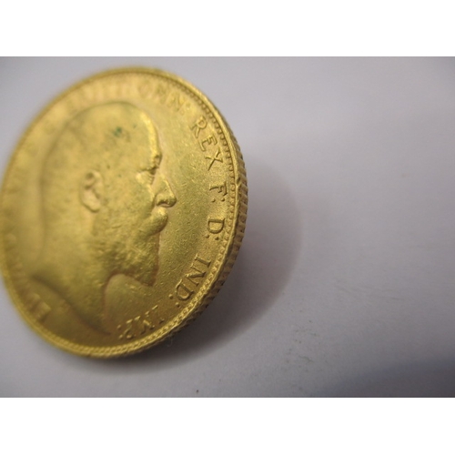 117 - An Edward VII gold sovereign dated 1910, a circulated coin with very fine definition of features