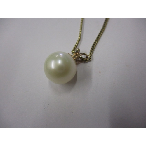 66 - A 9ct gold necklace with cultured pearl pendant, approx. linear length 40cm, approx. weight of chain... 