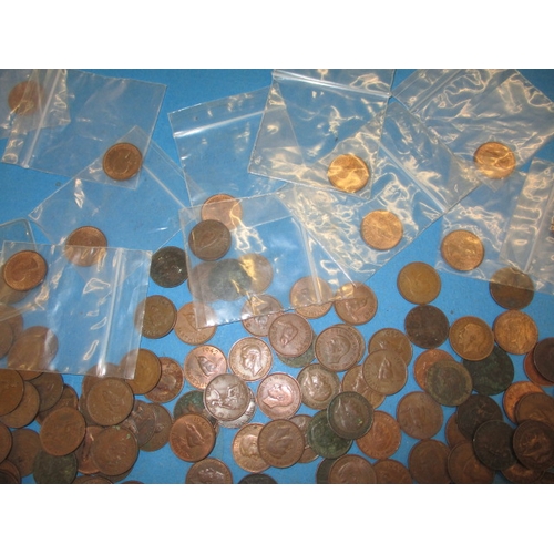 213 - A large quantity of Georgian and later farthings, various grades, all in circulated condition. To in... 