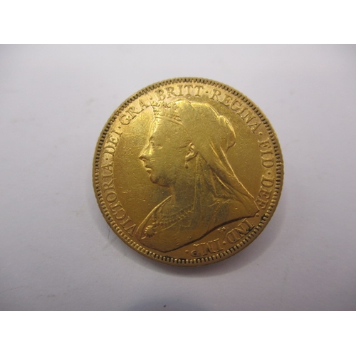 121 - A Victorian gold sovereign dated 1900, a circulated coin with fine definition of features