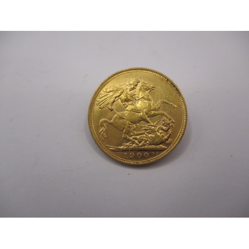 121 - A Victorian gold sovereign dated 1900, a circulated coin with fine definition of features