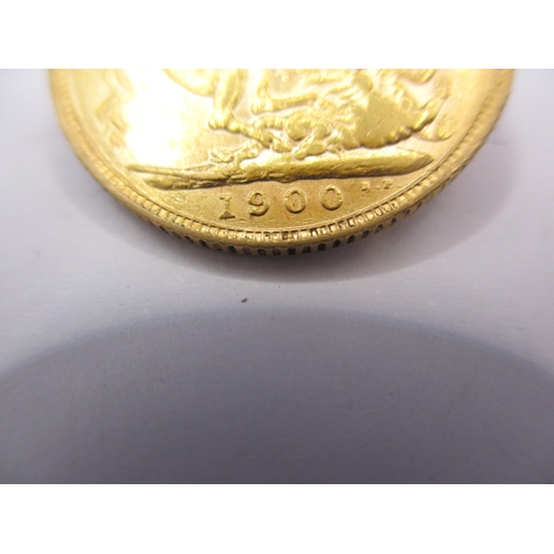 121 - A Victorian gold sovereign dated 1900, a circulated coin with fine definition of features