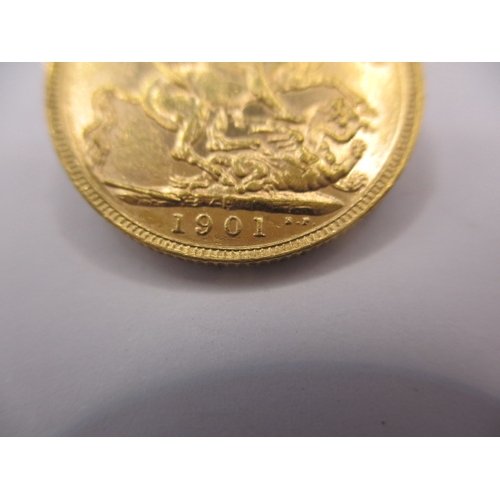 123 - A Victorian gold sovereign dated 1901, a circulated coin with fine definition of features