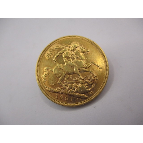 124 - A Victorian gold sovereign dated 1901, a circulated coin with fine definition of features