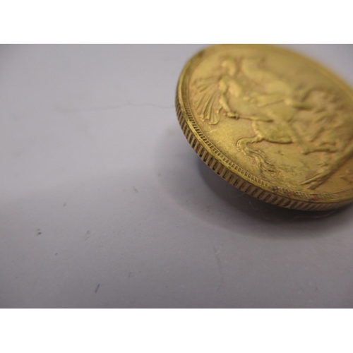 135 - A Victorian gold sovereign dated 1889, a circulated coin with fine definition of features