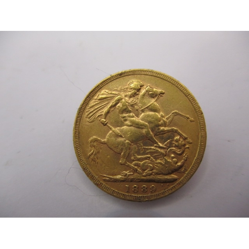 135 - A Victorian gold sovereign dated 1889, a circulated coin with fine definition of features