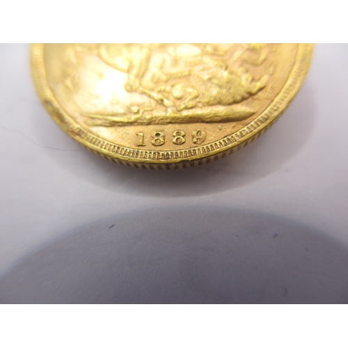 135 - A Victorian gold sovereign dated 1889, a circulated coin with fine definition of features