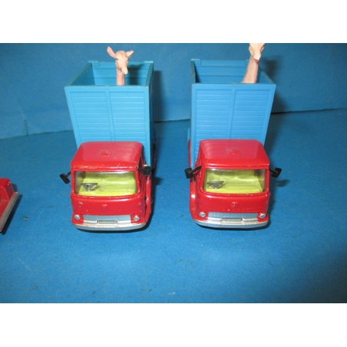 287 - A quantity of vintage Corgi Chipperfields Circus die-cast model vehicles, to include 2 giraffe truck... 