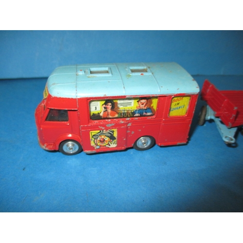 287 - A quantity of vintage Corgi Chipperfields Circus die-cast model vehicles, to include 2 giraffe truck... 